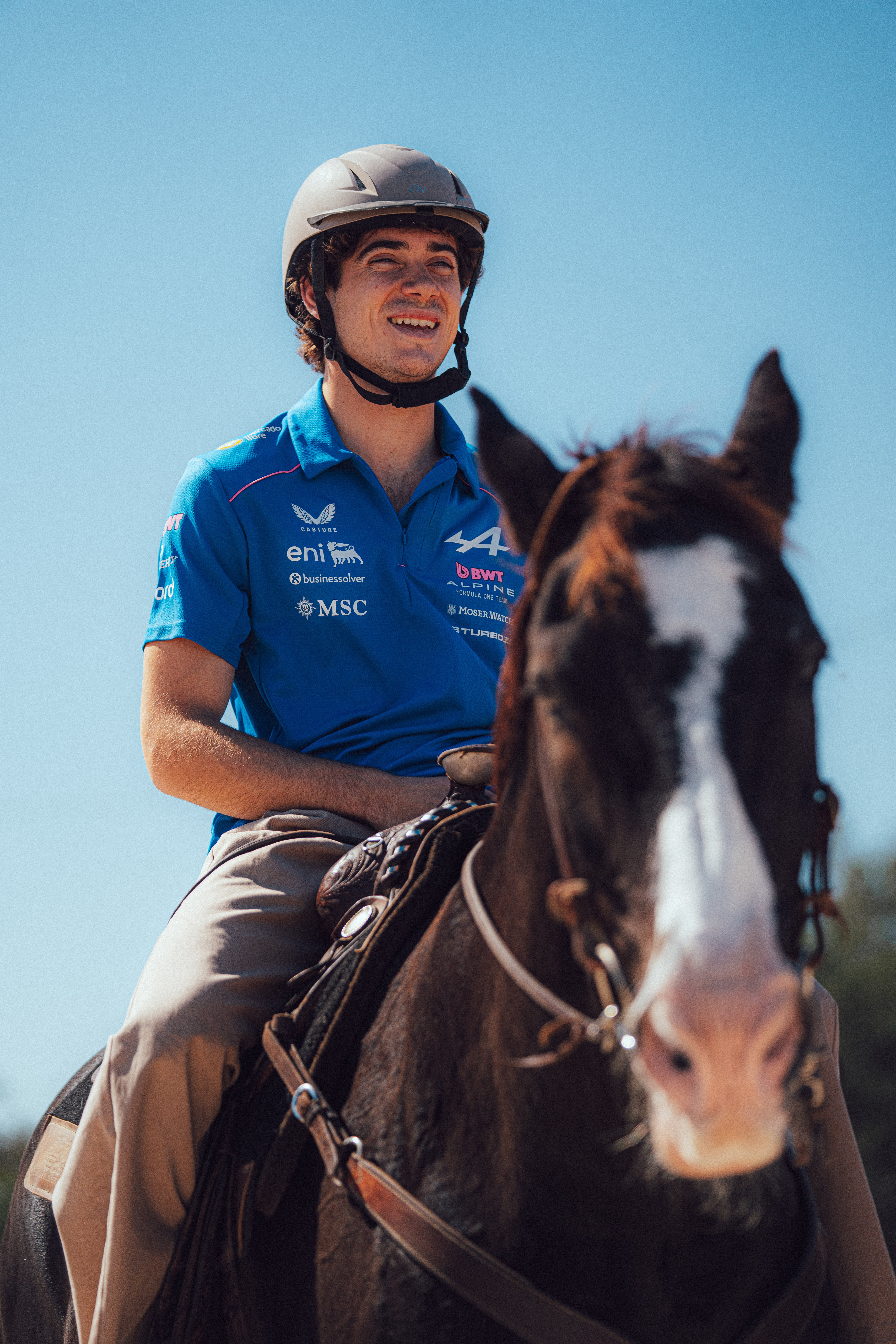 Colapinto disfruta de la vida en el campo y ama los caballos (BWT Alpine Formula One Team // TWJB Photography)