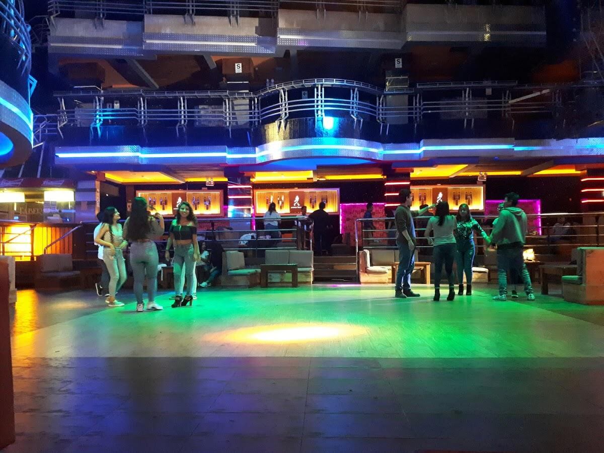 De acuerdo a los resportes de las autoridades del orden, al interior de la dicoteca Cocos, ubicada en la cuadra 15 de la avenida Arequipa, habían numerosos jóvenes.