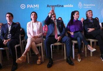 El presidente Alberto Fernández. Detrás,