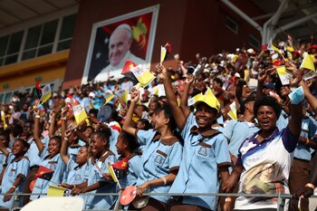 La juventud de Papúa Nueva Guinea participó activamente en el encuentro con el papa con cantos y bailes tradicionales (REUTERS/Guglielmo Mangiapane)