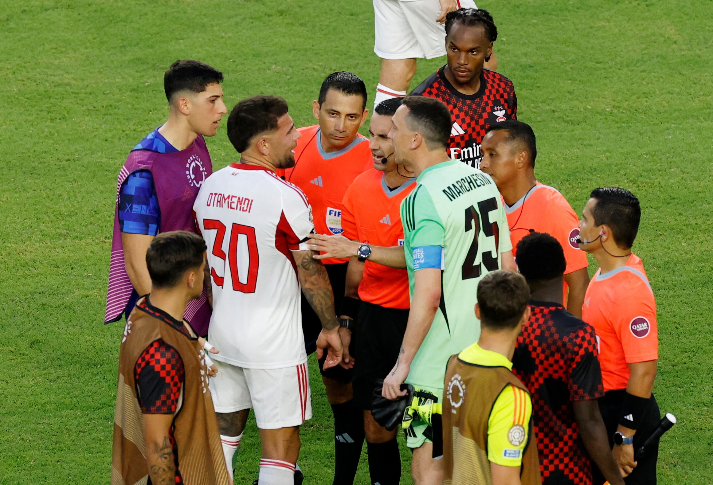 Marchesín y Otamendi limaron asperezas después del cruce dialéctico en Miami (Reuters/Marco Bello)