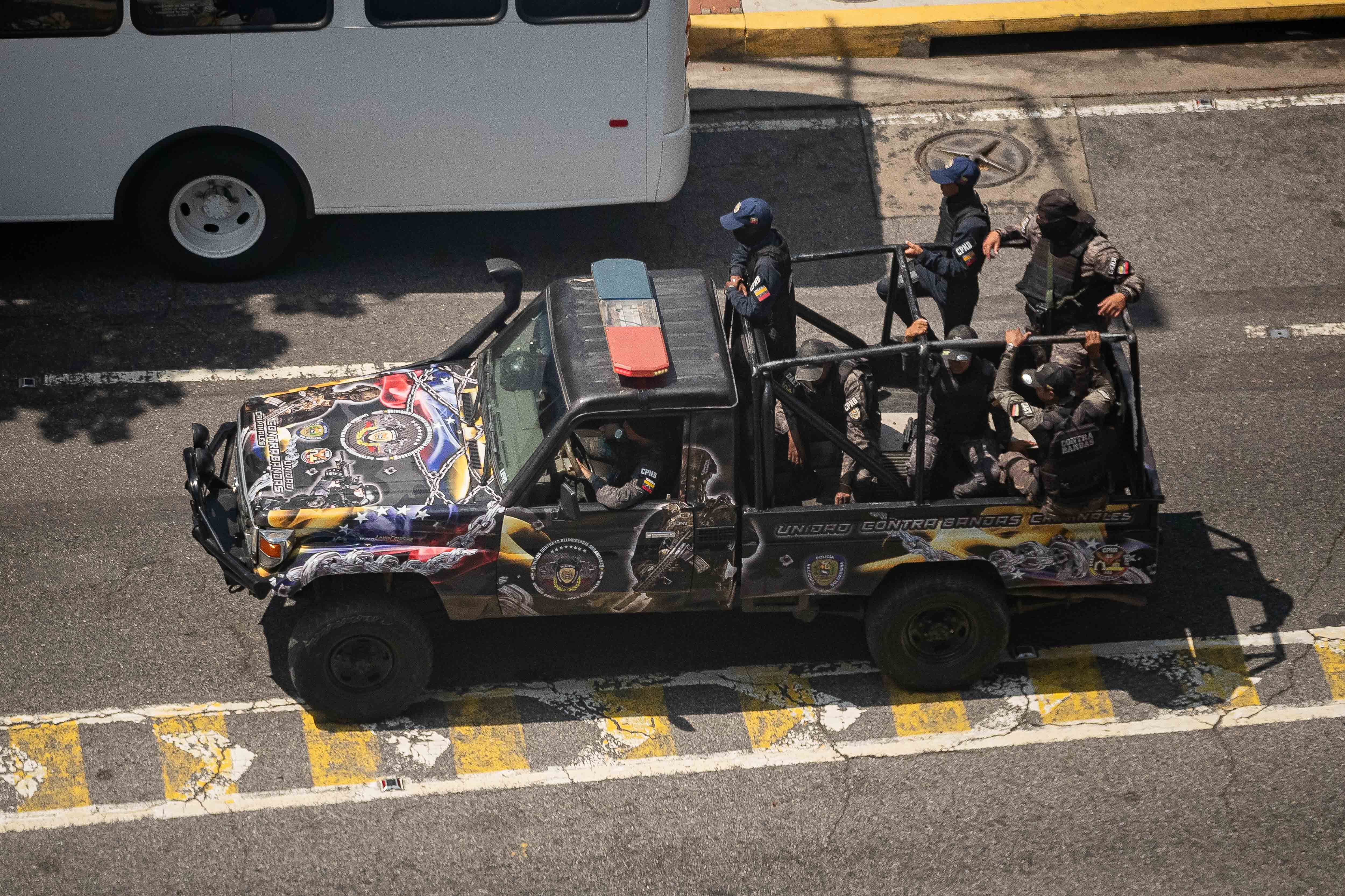 Agentes de la Policía Nacional Bolivariana recorren las calles de Caracas (Venezuela) el 30 de agosto de 2024. EFE/ Ronald Pena R