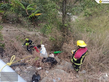La Policía de Tránsito y Transporte investiga las causas del accidente del bus turístico en la ruta entre Pasto e Ipiales- crédito Bomberos Ipiales
