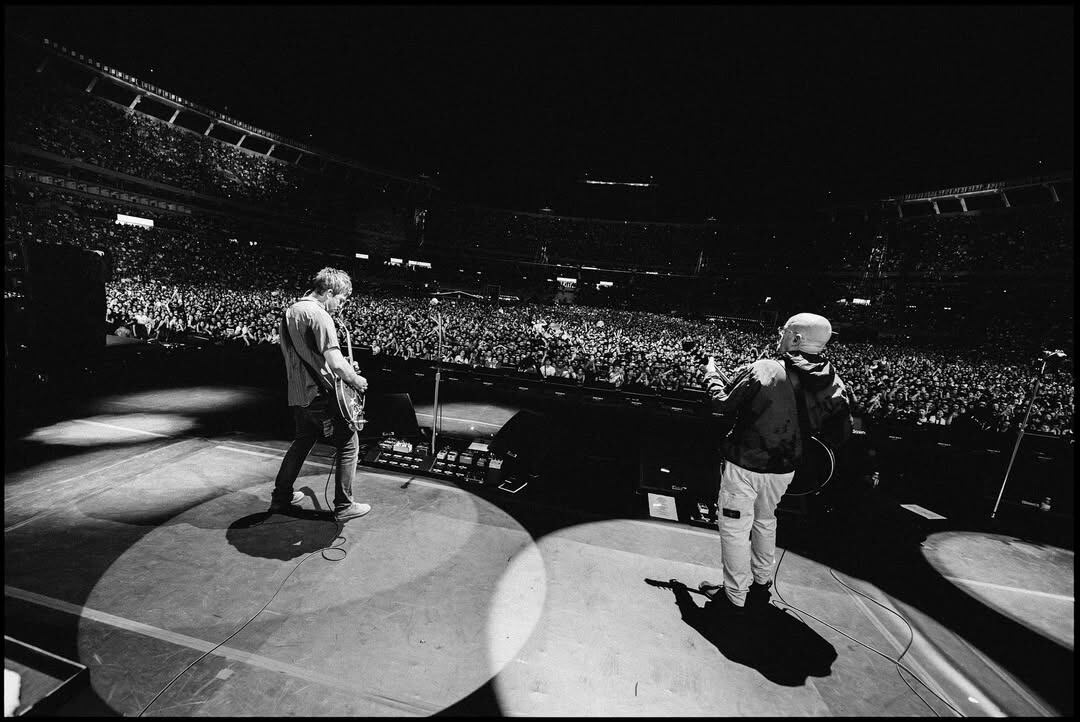 El Monumental vibró con miles de manos en alto mientras caía la noche sobre Núñez