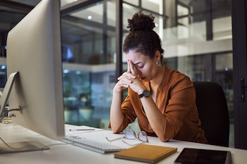 Una mujer estresada en el