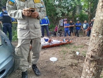Bomberos y policías realizaron labores de rescate en la zona del accidente. (FOTO: La Tribuna)