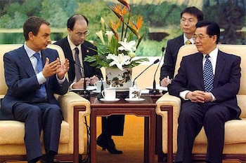 Imagen de archivo en la que Jose Luis Rodríguez Zapatero conversa con el presidente chino, Hu Jintao, en el Gran Palacio del Pueblo, en 2005. (EFE)