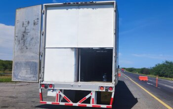 Sentencian a dos personas por transporte de más de 130 personas migrantes en Nuevo León