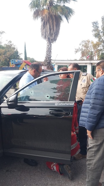 Funcionarios del municipio viajaban en el automóvil atacado. (X @CarlosTorresF_)