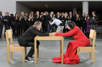 Abramović y Ulay reencontrándose durante «The Artist Is Present» en el Museo de Arte Moderno de Nueva York en 2010.
