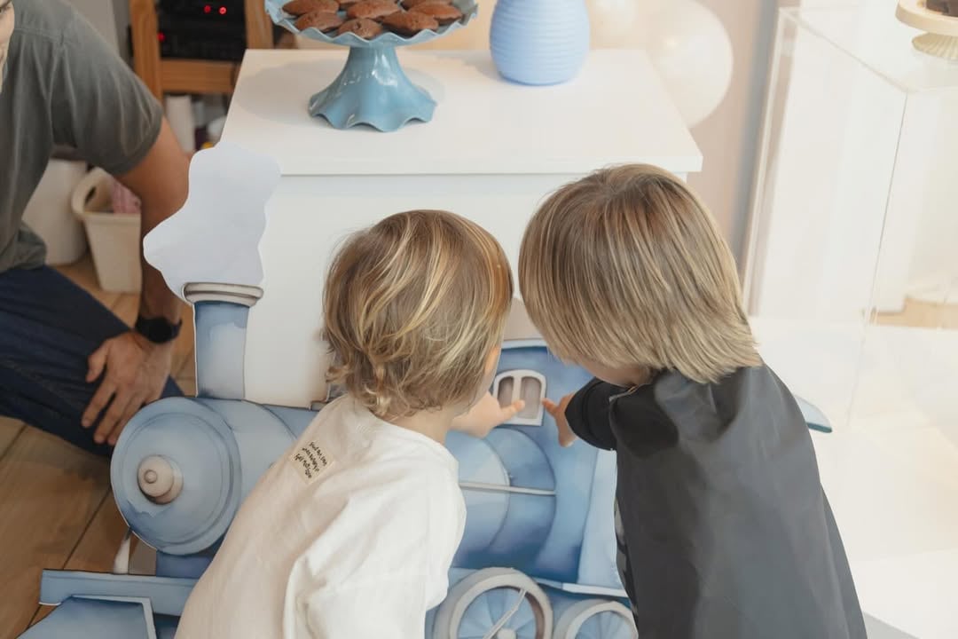 La pareja agradeció a los ambientadores por crear un mundo mágico de trenes y aviones para el cumpleaños de su hijo