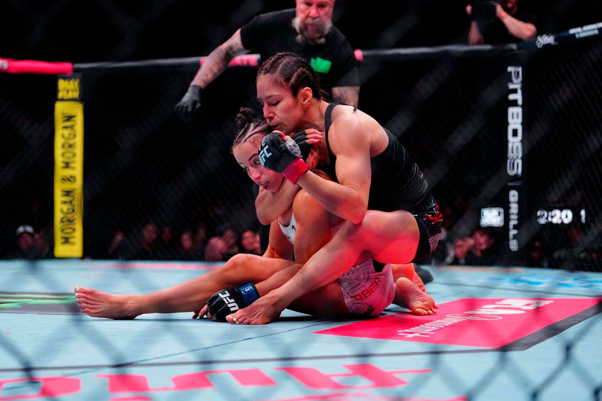 Alexa Grasso (en negro) aplicó una llave de estrangulamiento a Maycee Barber (en blanco) durante su intensa pelea de UFC (Grosby)
