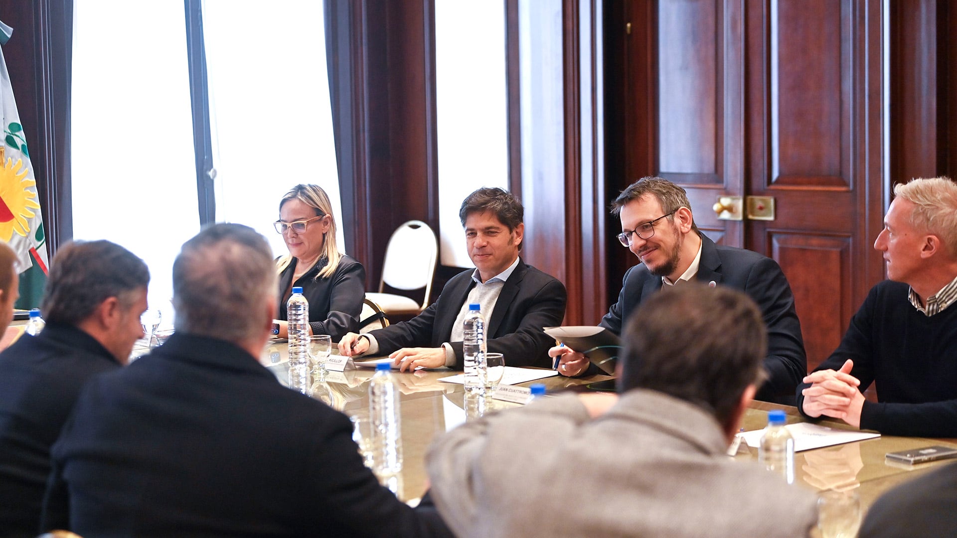 Kicillof y Cuattromo, presidente del Banco Provincia, junto a intendentes