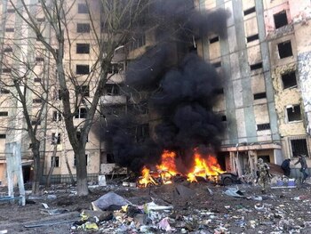 Foto del domingo de un edificio dañado por ataques rusos en Kiev.
Mar 20, 2022. Press service of the State Emergency Service of Ukraine/Handout via REUTERS
ATENCIÓN EDITORES, ESTA IMAGEN FUE SUMINISTRADA POR UNA TERCERA PARTE