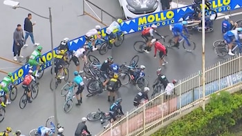 El colombiano se vio involucrado masiva a 7 kilómetros de la línea de meta. Foto: Movistar Team (Captura de pantalla)