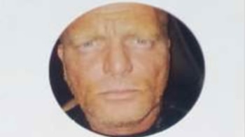 Fotografía de primer plano del rostro de un hombre con ojos claros, enmarcada en una forma circular sobre un fondo claro