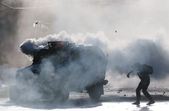 Manifestantes lanzan piedras a autos