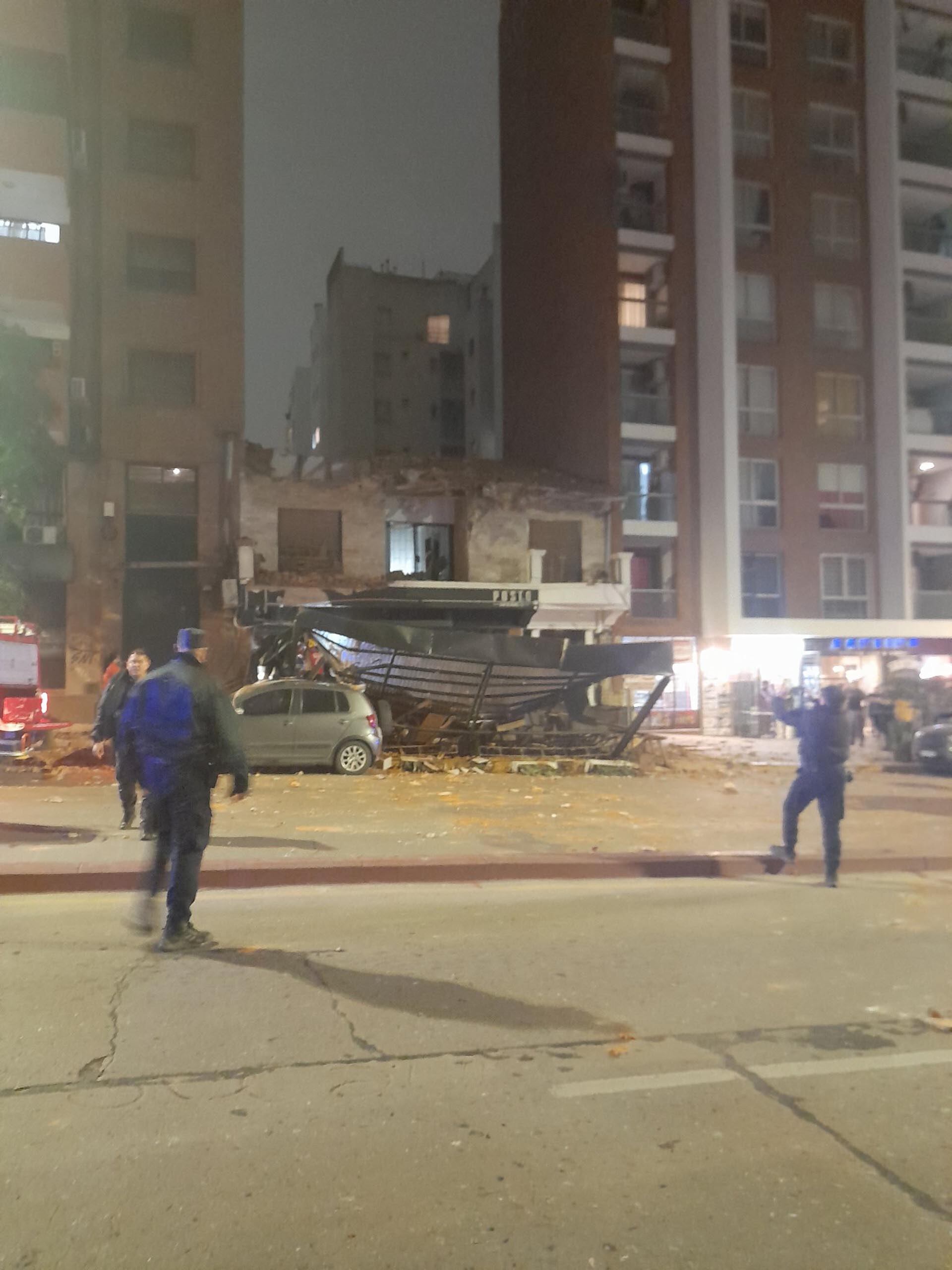 Derrumbe fatal en Córdoba: se desplomó el techo de un edificio sobre un bar