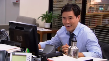 Randall Park hizo un breve cameo en la serie como el personaje que se hace pasar por Jim Halpert (Captura/YouTube)