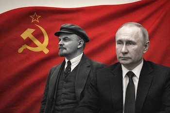 Retrato compuesto de Vladimir Putin en primer plano y Vladimir Lenin de perfil, ambos frente a una bandera roja con la hoz y el martillo.