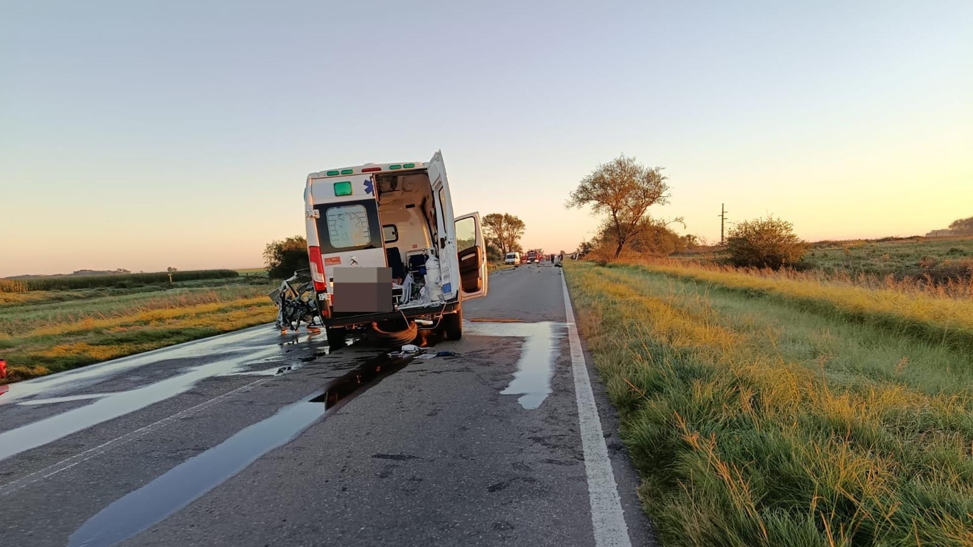 Un trágico accidente en una ruta rural resultó en la muerte de un hombre tras colisionar su vehículo con una ambulancia, dejando restos esparcidos en la calzada al atardecer.