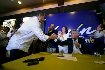 El presidente ecuatoriano Rafael Correa (izq.), el vicepresidente Jorge Glas (segunda por la izquierda), Lenain Moreno (der.), candidato presidencial del partido gobernante Alianza PAIS, y su esposa Rocío González de Moreno (segunda por la derecha) celebran en un hotel de Quito luego de que las encuestas a pie de urna indicaran que el candidato de izquierda ganó en la primera vuelta de las elecciones del 19 de febrero de 2017. / FOTO AFP / RODRIGO BUENDIA