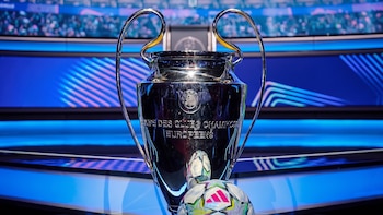Niebla, metalizado y tonos morados, así son las nuevas pelotas de la Champions League 2026/27