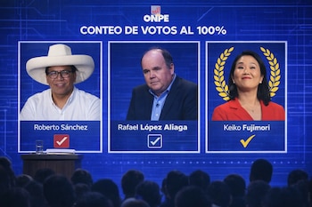 Pantalla gráfica azul de la ONPE mostrando a Roberto Sánchez, Rafael López Aliaga y Keiko Fujimori, con el título "CONTEO DE VOTOS AL 100%". Público difuminado abajo.