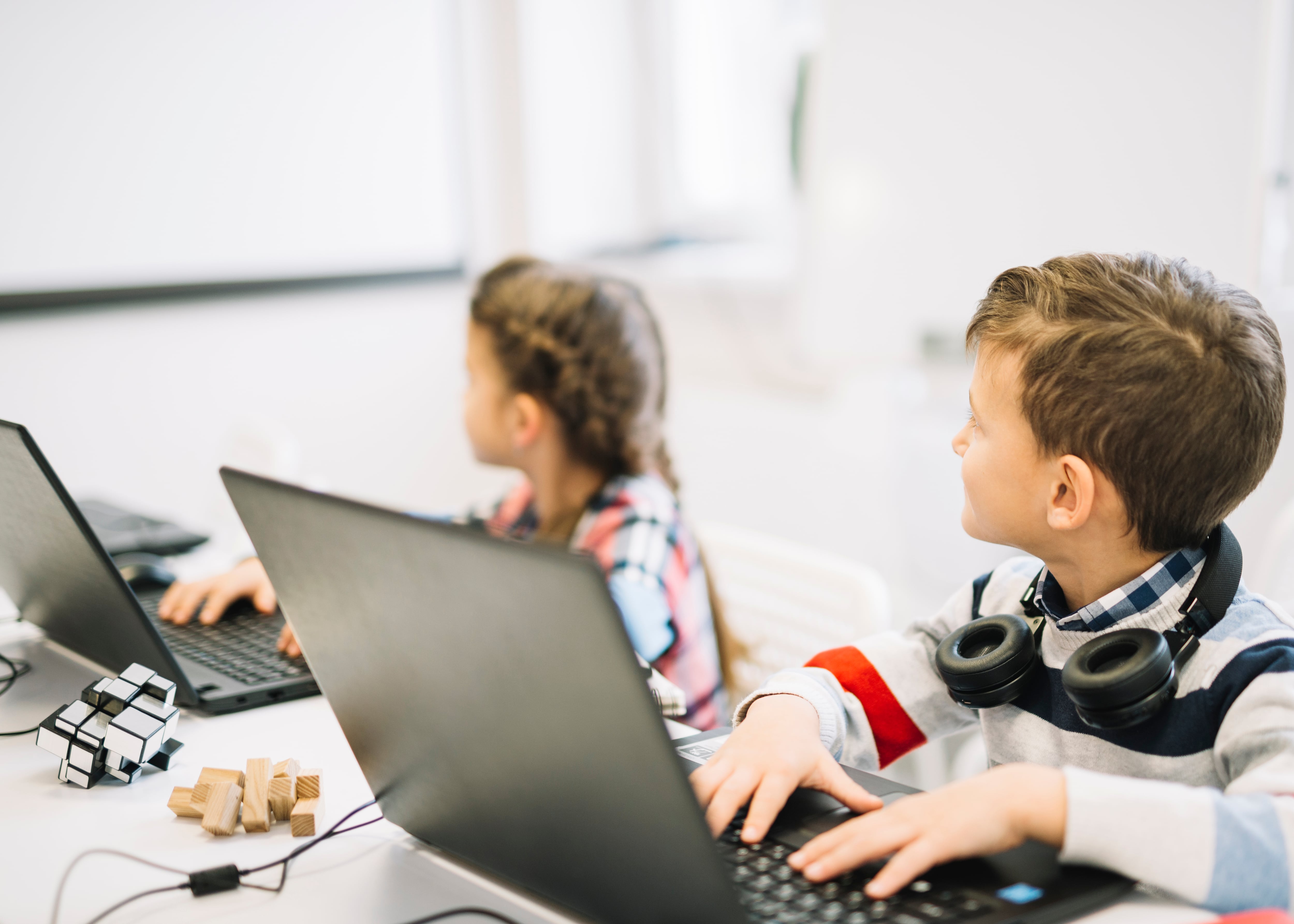 El uso de pantallas en las escuelas puede ser beneficioso para ciertas actividades. (Freepik)