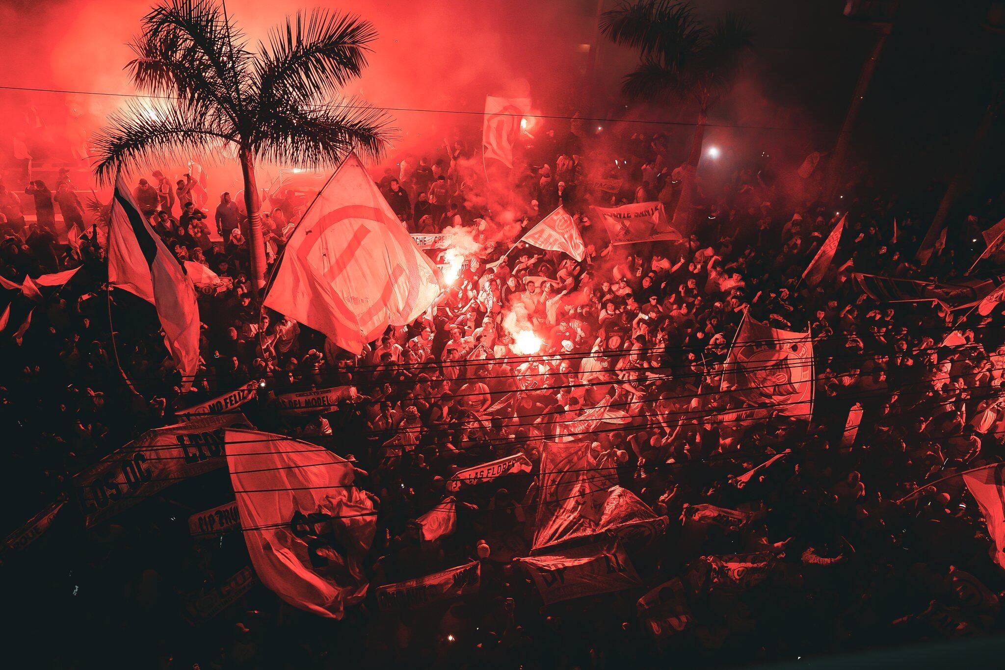 Banderazo de los hinchas de Universitario en la noche previa al duelo con Alianza Atlético en Trujillo. - créditos: Universitario