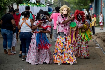 Decenas de personas participan en la fiesta popular en honor a "San Pascual Bailón" este domingo, en Chinandega (Nicaragua). EFE/ Jorge Torres