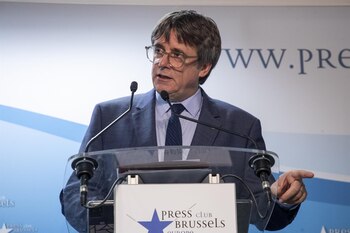 09/11/2023 El expresidente de la Generalitat y eurodiputado de Junts, Carles Puigdemont, comparece en una rueda de prensa para explicar los detalles del acuerdo de investidura con el PSOE, en el Parlamento Europeo, a 9 de noviembre de 2023, en Bruselas (Bélgica). PSOE y Junts han cerrado un acuerdo para investir al presidente del Gobierno en funciones y candidato socialista a la reelección, Pedro Sánchez. El pacto incluye la amnistía y casos de 'lawfare', término con el que los dirigentes independentistas se refieren a lo que consideran una persecución por parte de jueces y magistrados por motivos políticos. El anuncio llega días después de largas negociaciones entre ambas formaciones, que desde el pasado 2 de noviembre se han centrado en desencallar algunas diferencias en el redactado de la ley de amnistía y en definir su alcance.
POLITICA
Europa Press