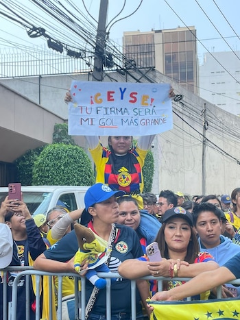 Aficionados americanistas ya se hacen presentes en los alrededores del Estadio Ciudad de los Deportes para presenciar la final entre Águilas y Rayadas (Luis Mote | Infobae)