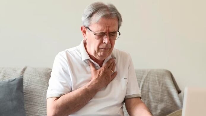 El dolor de pecho repentino no siempre indica una emergencia médica grave, según especialistas de Cleveland Clinic (Freepik)