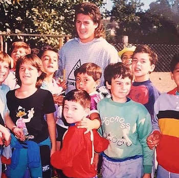 Villamil rodeado de chicos en