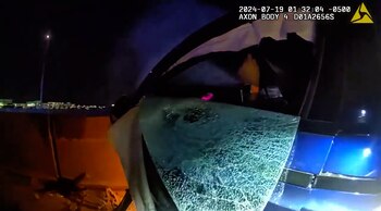 Policía rescata hombre de Tesla en llamas