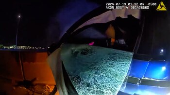 Un policía estadounidense salvó a un hombre de un Tesla incendiado y se convirtió en un héroe