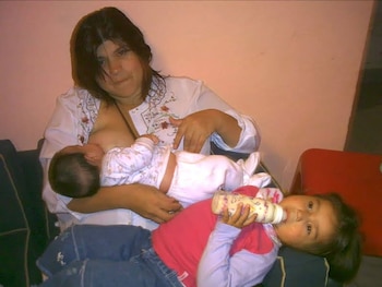 Tamara amamantando a Malena y