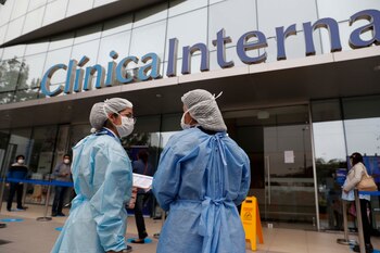 Personal sanitario atiende en los exteriores de una clínica privada en Lima (Perú). EFE/Paolo Aguilar/Archivo
