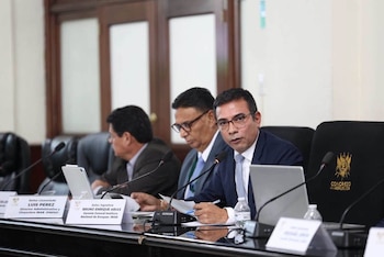 Pantalla con una presentación del Instituto Nacional de Bosques de Guatemala sobre presupuesto, con textos y fotografías de zonas boscosas