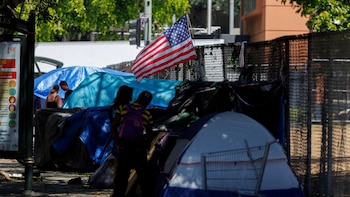 Los Ángeles elimina las prohibiciones de acampar para personas sin hogar en Hollywood, Echo Park y Silver Lake