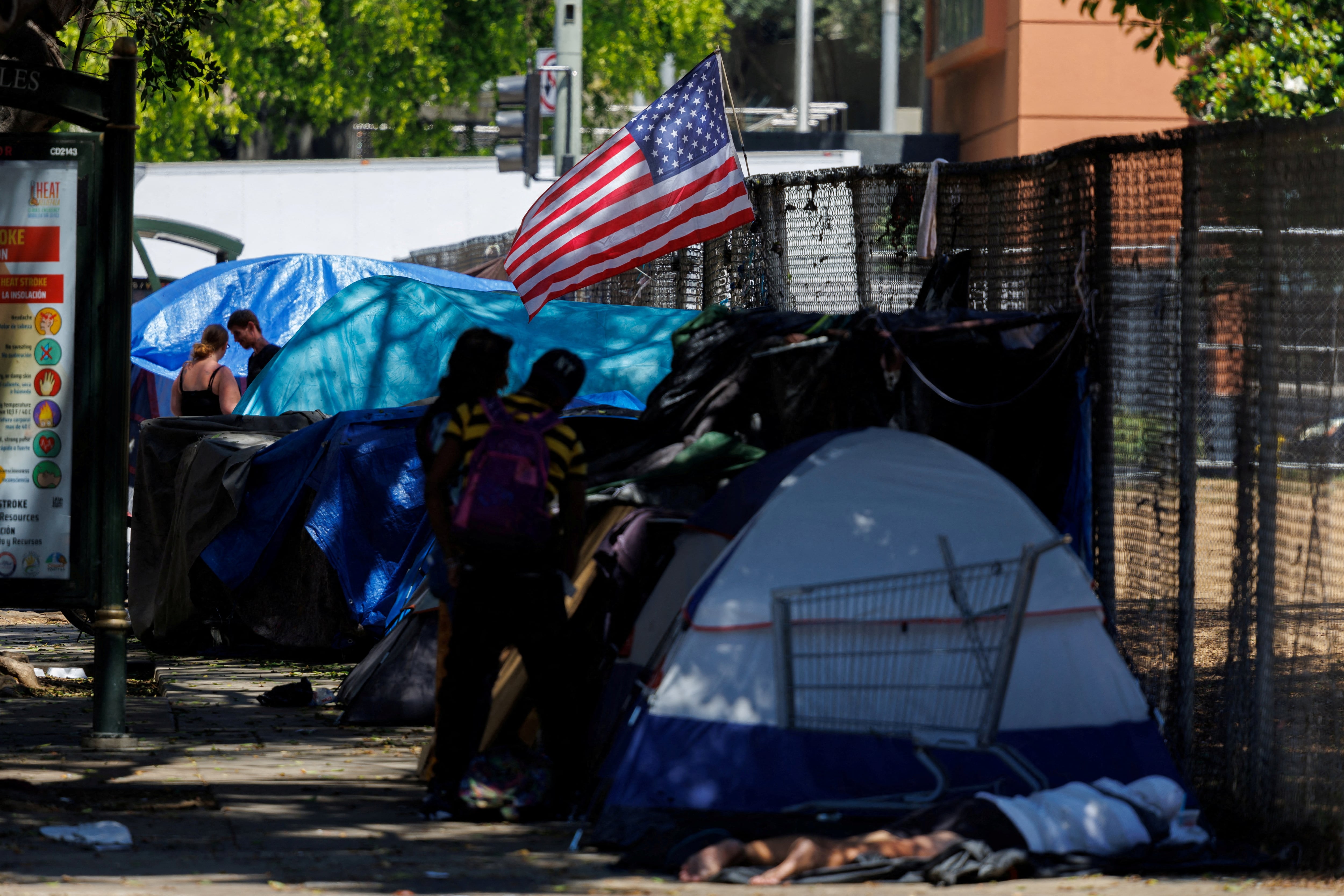 Los Ángeles flexibiliza el campamento callejero en zonas clave de Hollywood y Echo Park