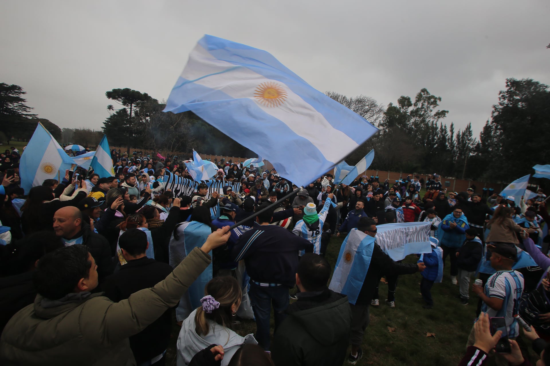 En fotos: la espera de la gente bajo la lluvia y el mega operativo en Ezeiza por la llegada de la selección argentina