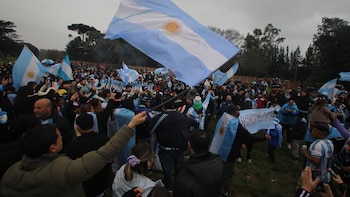 En fotos: la espera de la gente y el mega operativo en Ezeiza por la llegada de la selección argentina