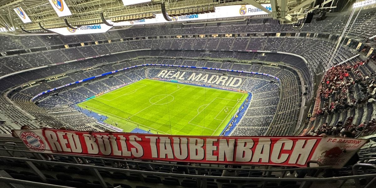 La presencia de los hinchas bávaros se hizo notar en el estadio Santiago Bernabéu (Facebook/Red Bull Taubenbach)
