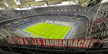 La presencia de los hinchas bávaros se hizo notar en el estadio Santiago Bernabéu (Facebook/Red Bull Taubenbach)
