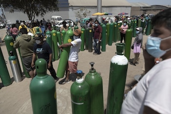 El desabastecimiento de oxígeno para tratar el COVID-19 en varios países de América Latina ha servido como caldo de cultivo para que proliferen mafias que trafican con el preciado gas, inflando sus precios y aprovechándose de los que más lo necesitan.
EL COMERCIO / ZUMA PRESS / CONTACTOPHOTO