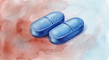Ilustración de dos pastillas azules oblongas con un trazo suave de lápiz de color, sobre un fondo de acuarela en tonos pastel rojizos y celestes.
