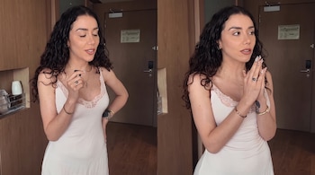 Dos fotografías contiguas de una mujer de cabello rizado con vestido blanco, una sosteniendo un objeto y otra con las manos juntas.
