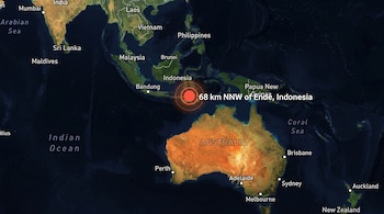 Mapa satelital de Asia y Oceanía con países y ciudades. Un círculo rojo y naranja señala el epicentro de un terremoto frente a Indonesia, con la etiqueta 68 km NNW de Ende
